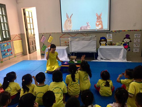 Cô giáo Vũ Thị Quyên lớp MGL A6 đã hoàn thành tốt phần thi Giáo viên dạy giỏi của mình với đề tài: Nặn chú thỏ.